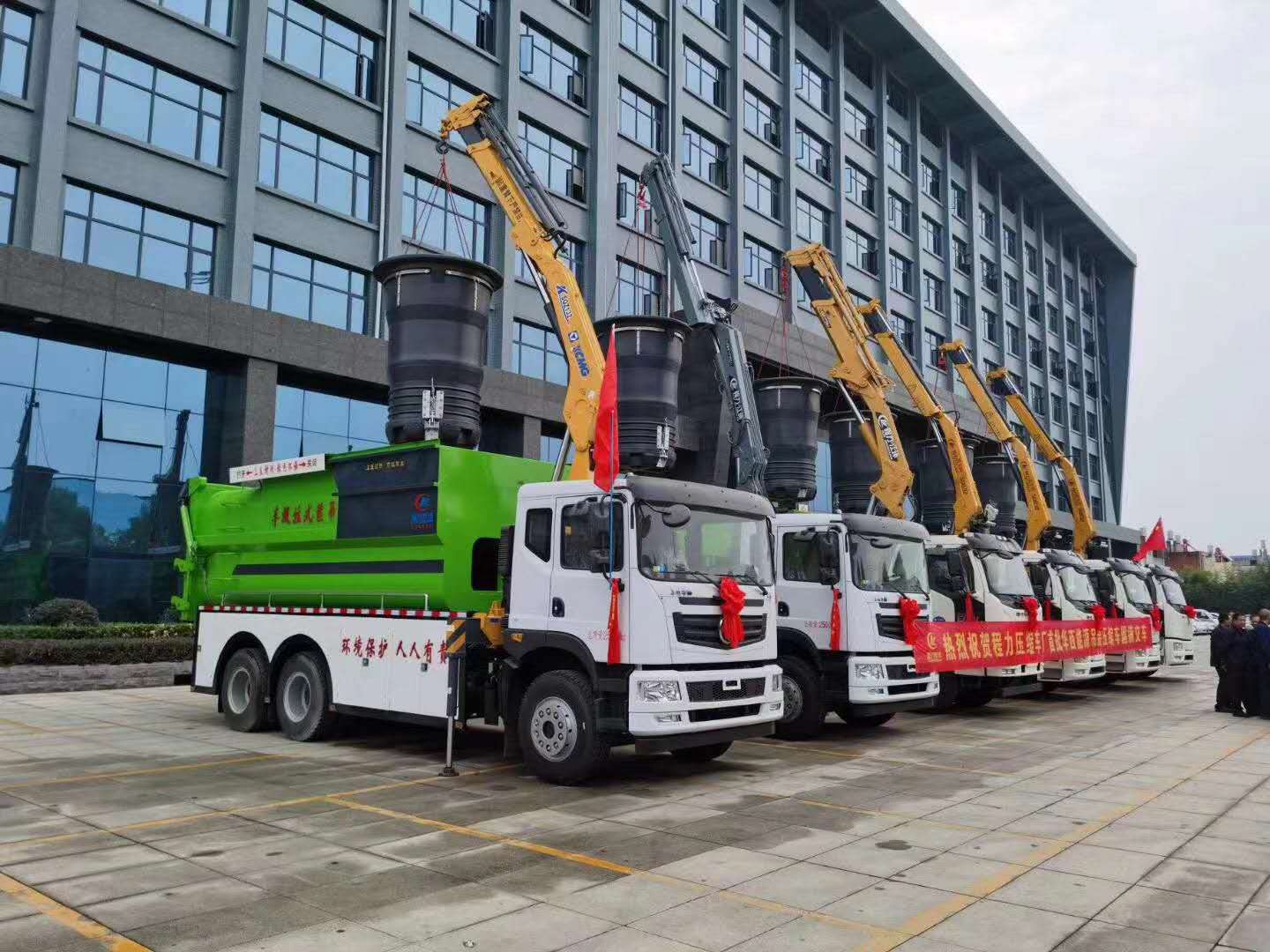 熱烈祝賀四川華西能源采購程力汽車集團吊裝式壓縮垃圾車首批交付成功